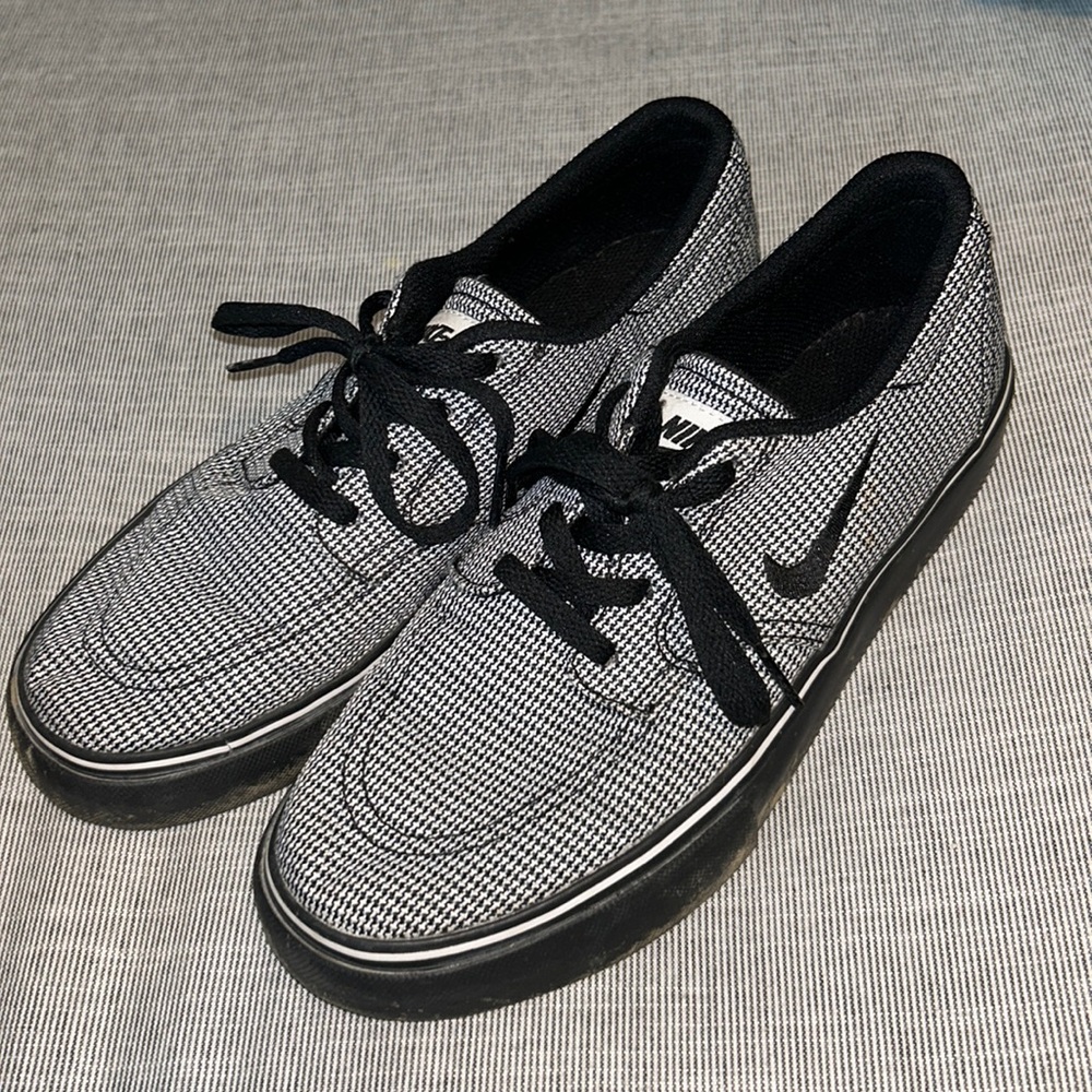Nike skateboard black and white shoes